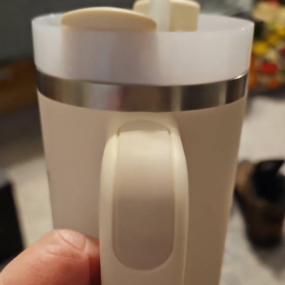 STANLEY The Quencher H2.0 Flowstate Tumbler | 30 OZ Cream, Off-White - Picture 7 of 8